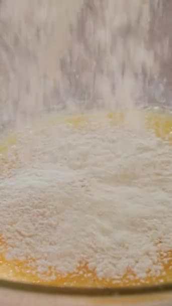호스트 요리사는 밀가루와 달걀을 위스키와 혼합합니다 배터의 굽기를 반죽을 우리는 — 비디오