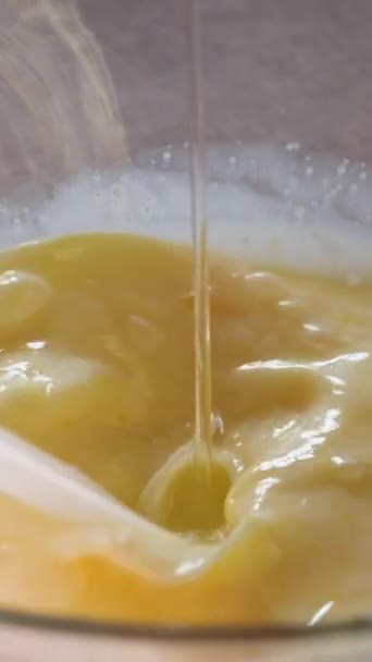 Ajouter Huile Olive Tournesol Pâte Pâtisserie Ingrédients Pétrissage Mélanger Huile — Video
