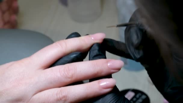 Zbliżenie Zdjęcie Kobiety Salonie Paznokci Otrzymującej Manicure Kosmetyczki Metalowym Pilnikiem — Wideo stockowe
