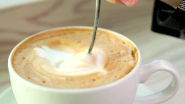 Kahve baristası yavaş çekim kahve sanatı. Sabahları kavrulmuş sade kahve içmek. 4 bin. Yüksek kalite 
