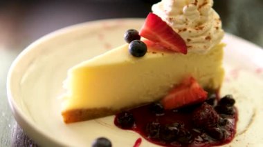Beyaz arka planda çilekli lezzetli cheesecake. Yüksek kalite 4k görüntü