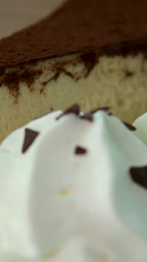 Cheesecake keki yakın plan. Kahve dükkanının vitrininde kekler. Bir dilim cheesecake alıyorum. Ağır çekim. Yüksek kaliteli FullHD görüntüler