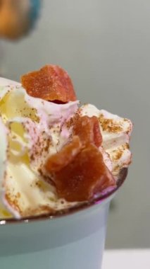 Cadılar Bayramı Lattesi. Cadılar Bayramı dekorasyonunda Baharatlı Latte Kahve. Balkabağı, Latte, Cadılar Bayramı, Ticari İçerik. Yüksek kalite 