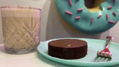 Tarçın serpilmiş lezzetli çikolatalı pasta. Yüksek kalite 4k görüntü
