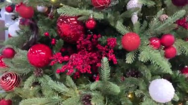 Noel balosu, ışıkları ve yeni yılı kutlayan karlı bir ağaçta parıldıyor. Yüksek kalite 4k görüntü