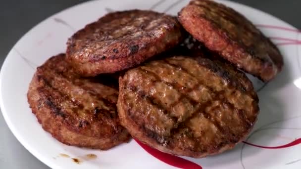 팬에서 고기에서 커틀릿 미트볼을 쇠고기 돼지고기 스테이크는 준비가되어 있습니다 스킬렛에 — 비디오
