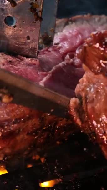 Comida Carne Filete Asado Deshuesado Con Cebolla Asada Pimientos Rojos — Vídeo de stock