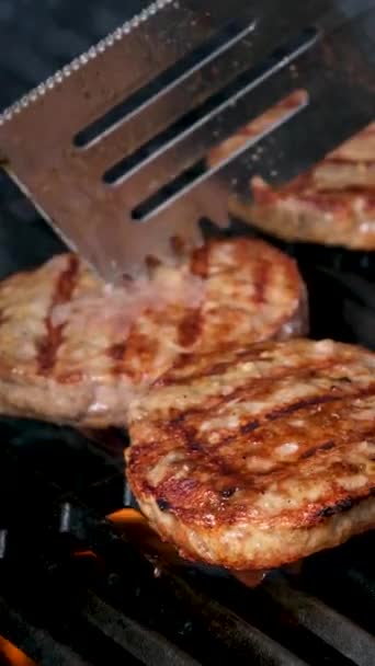 Primo Piano Succose Polpette Hamburger Manzo Grigliate Una Piastra Filmati — Video Stock