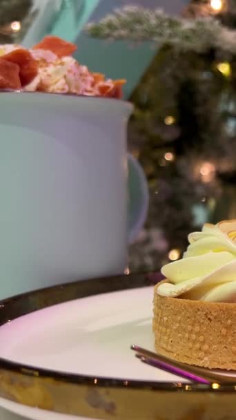 Chocolatier는 Patisserie 디저트 타르트 레몬을 캐러멜 초콜릿 파이로 만듭니다 — 비디오
