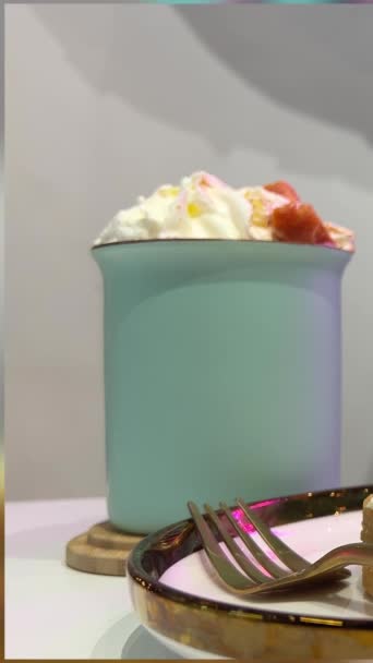 ハロウィンラテ ハロウィーンの装飾でスパイシーなラテコーヒー パンプキン ハロウィン 商用コンテンツ 高品質で — ストック動画