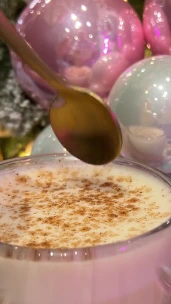 Verre Noël Saupoudrer Cannelle Dans Une Tasse Chocolat Chaud Avec — Video