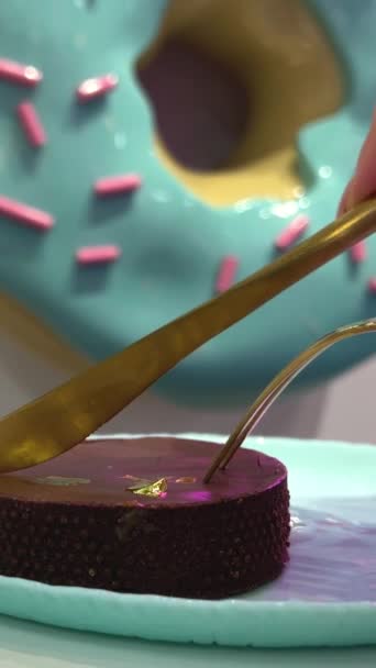 Pyszne Ciasto Czekoladowe Posypane Cynamonem Wysokiej Jakości Materiał — Wideo stockowe