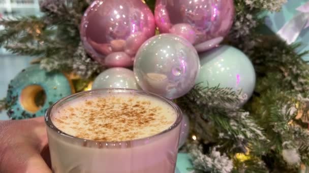 Verre Noël Saupoudrer Cannelle Dans Une Tasse Chocolat Chaud Avec — Video