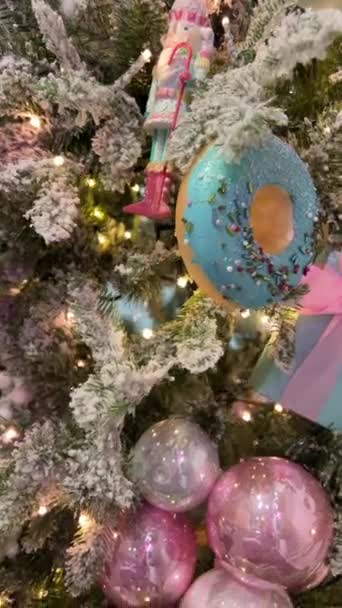 圣诞树枝条和装饰动作缓慢 圣诞树玩具 形状为多努特蓝色填充粉红圣诞树装饰灯假日高品质 — 图库视频影像