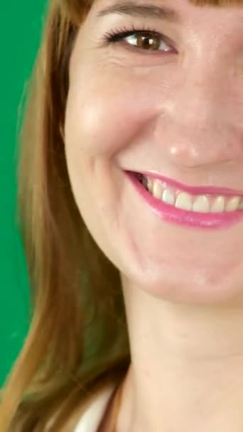Krásná Šťastná Překvapená Žena Pozitivními Emocemi Bílém Pozadí Mladá Žena — Stock video