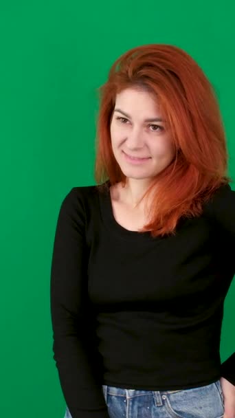 Κατακόρυφο Βίντεο Κόκκινα Μαλλιά Νεαρή Γυναίκα Ένα Πράσινο Φόντο Ένα — Αρχείο Βίντεο