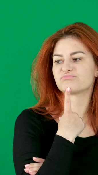 Vertikales Video Rote Haare Junge Frau Auf Grünem Hintergrund Einem — Stockvideo
