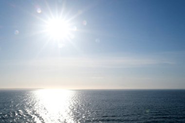 Vancouver Adası 'na seyahat acentası gezisi. Vancouver 'dan Victoria' ya giden feribotla güzel okyanus suyu yansımaları. Yüksek kalite 4k görüntü