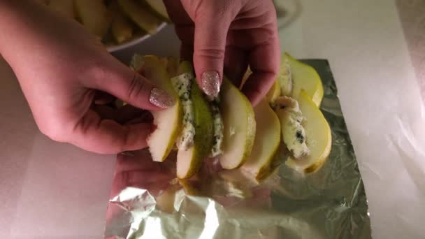 Mavi Peynirli Armutlar Küflü Peynir Bal Folyoyla Dilimlenmiş Lezzetli Diyet — Stok video