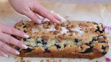 Elmalı çörek, dondurma kreması ve tabakta böğürtlen sosu. Bir kadın, yüksek kalitede 4K 'lık bir pastada el sıkışır.