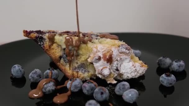 Arroser Chocolat Sur Tarte Aux Myrtilles Verser Chocolat Noir Fondu — Video