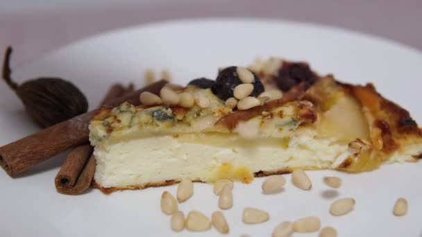 Die Torte Mit Käse Sahne Birnenscheiben Und Süßem Pulver Bestreuen — Stockvideo