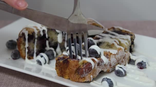 Γυναίκα Τρώει Πιρούνι Στο Καφέ Νόστιμα Blackberries Τάρτα Κέικ Παραδοσιακή — Αρχείο Βίντεο