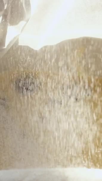 Приготовление Пирога Ягодами Посыпать Сахарной Пудрой Мукой Готовое Тесто Перед — стоковое видео