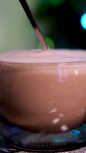 Ποτήρι Καπουτσίνο Και Λευκά Κέικ Κρέμα Γάλακτος Ξύλινη Σανίδα Latte — Αρχείο Βίντεο