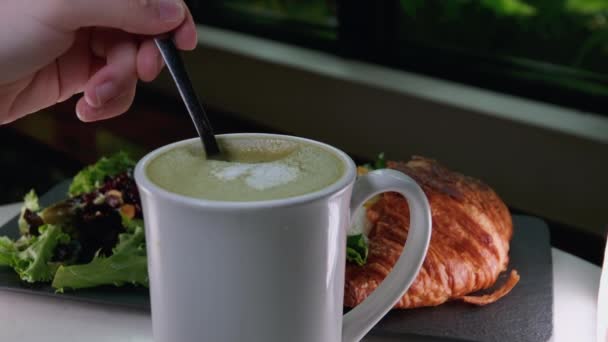 Garson Yeşil Köpüklü Sıcak Kibrit Çayını Masaya Koyar Kafein Alımını — Stok video