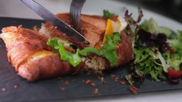 Rogalik Mięsem Krojonym Croissantem Mięsem Stole Dla Dziewcząt Porze Lunchu — Wideo stockowe