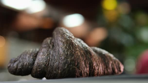 焦炭羊角面包 孤立在桌子上 由于蔬菜碳素的缘故而呈黑色 也可作为药用植物 高质量的 — 图库视频影像