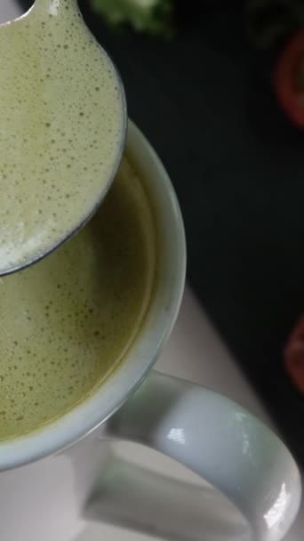 侍者在桌上放上热茶和绿色泡沫 代替卡布奇诺 减少咖啡因的摄入 代之以更健康的玛瑙茶 日本大麻茶素食消费 高质量的 — 图库视频影像