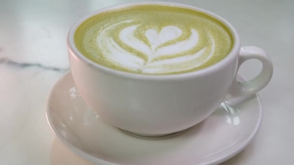 Pincér Forró Matcha Teát Tesz Asztalra Zöld Habbal Alternatív Cappuccino — Stock videók