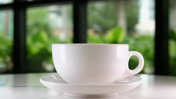 Cupa Ceramică Albă Masă Aproape Fundal Neclar Paralaxă Netedă Cafeaua — Videoclip de stoc