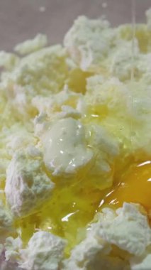 Süzme peynir turtası hazırlamak bir yumurtayı süzme peynire bölmek şeker ve unu karıştırmak birkaç video işlem malzemesi evde lezzetli, sağlıklı cam kâse yemekleri pişirmek. Yüksek kalite