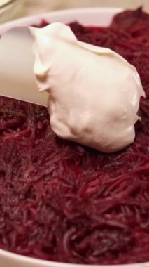 Shuba salatası pişirme pancarı havuç mayonez havuç patates soğan ve ringa salatasının en üst tabakasına yayıldı kış salatası tatma hazırlığı Slav yemeği için. Yüksek kalite