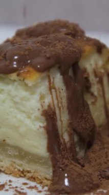 Çikolata dilimli, tereyağlı kremalı ve çikolatalı bisküvi dilimli süzme peynir turtası. Yüksek kalite 4k görüntü