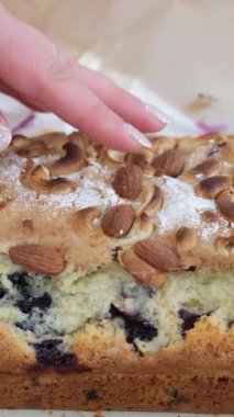 Elmalı çörek, dondurma kreması ve tabakta böğürtlen sosu. Bir kadın, yüksek kalitede 4K 'lık bir pastada el sıkışır.
