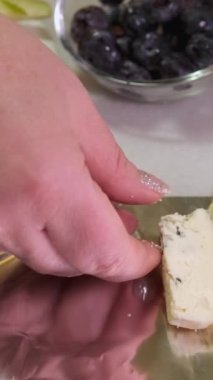 Mavi peynirli armutlar, küflü peynir ve bal, folyoyla dilimlenmiş lezzetli diyet tatlıları pişirmeye hazır olun. Dilimlenmiş peynirle armut ve peynir salatası yapıyorum. 