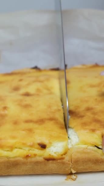 Разрезать Творожный Торт Праздничный Чизкейк Корочкой Отрежь Кусок Торта Высококачественные — стоковое видео
