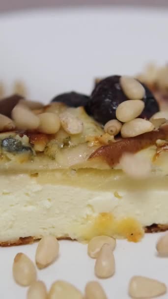 Πασπαλίζουμε Την Πίτα Τυρί Κρέμα Φέτες Αχλαδιού Γλυκιά Σκόνη Πριν — Αρχείο Βίντεο