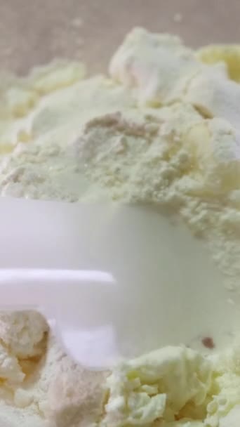 Przygotowanie Twarożku Serem Rozbić Jajko Twarożku Dodać Cukier Mąkę Wymieszać — Wideo stockowe