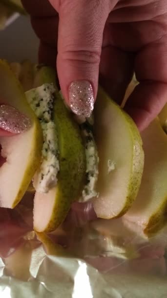 스프레드와 다이어트 디저트 베이킹을위한 호일에 맛있는 치즈에 페어와 샐러드 만들기 — 비디오
