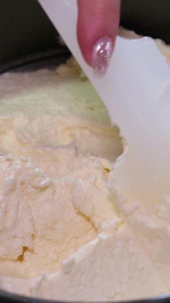 오두막 파이를 준비하는 오두막 치즈에 달걀을 설탕을 추가하고 가루는 비디오 — 비디오