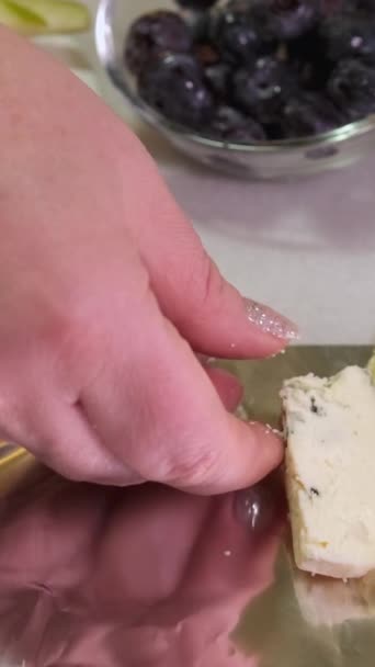 Preparing Pears Blue Cheese Blue Mold Cheese Honey Spread Prepare — Stock Video