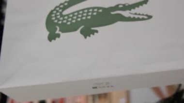  Açık hava alışveriş merkezindeki Lacoste giyim mağazasının dış cephesine zum yapıyorum. Yüksek kalite Vancouver Kanada İngiliz Kolombiyası 01.01.3024