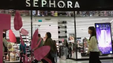 Sephora, büyük bir alışveriş merkezinin kozmetik mağazasının farklı markalarını boyuyor. Kadınlar kişisel bakım için güzel güzellik salonlarını seçiyor. Yüksek kalite Vancouver Kanada British Columbia 01.02.2024