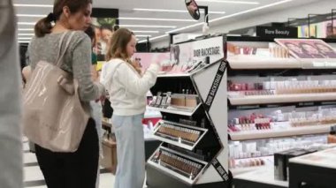 Sephora, büyük bir alışveriş merkezinin kozmetik mağazasının farklı markalarını boyuyor. Kadınlar kişisel bakım için güzel güzellik salonlarını seçiyor. Yüksek kalite Vancouver Kanada British Columbia 01.02.2024