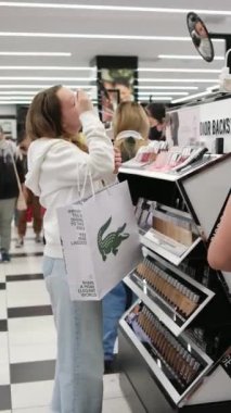Sephora, büyük bir alışveriş merkezinin kozmetik mağazasının farklı markalarını boyuyor. Kadınlar kişisel bakım için güzel güzellik salonlarını seçiyor. Yüksek kalite Vancouver Kanada British Columbia 01.02.2024